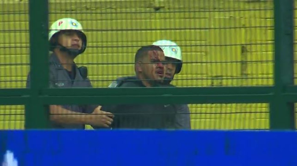Torcedor do SÃ£o Paulo, sangrando, Ã© retirado do Pacaembu pela PM â€” Foto: ReproduÃ§Ã£o