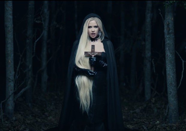 Avril Lavigne canta em seu próprio enterro em novo clipe (Foto: Reprodução/Instagram)