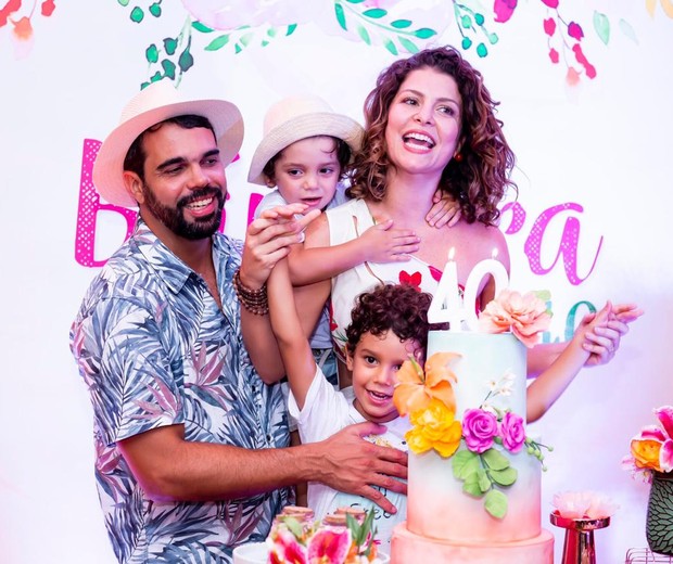 Bárbara Borges com o marido, Pedro Delfino, e os filhos,  Martin e Theo (Foto: Levitare Fotografia/Divulgação)