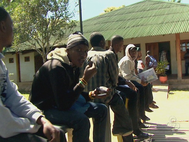 Mais de 400 haitianos continuam em Brasiléia (Foto: Reprodução TV Acre)