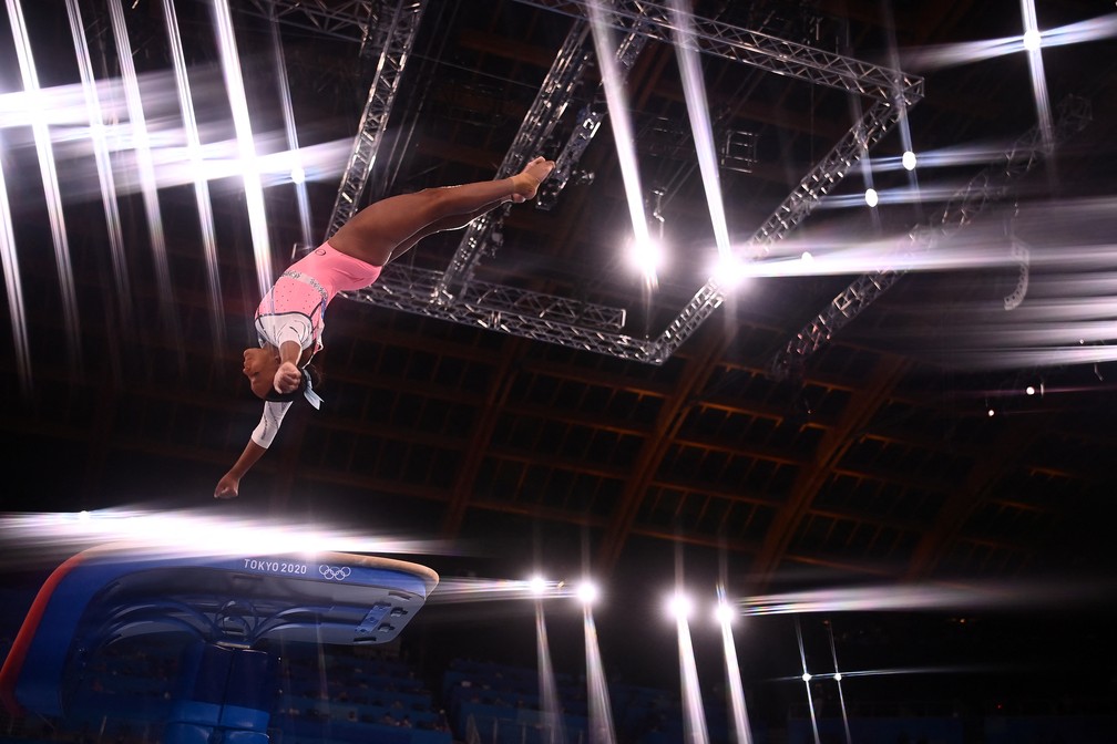 Salto da Rebeca Andrade durante as Olimpíadas de Tóquio — Foto: Loic Venance/ AFP