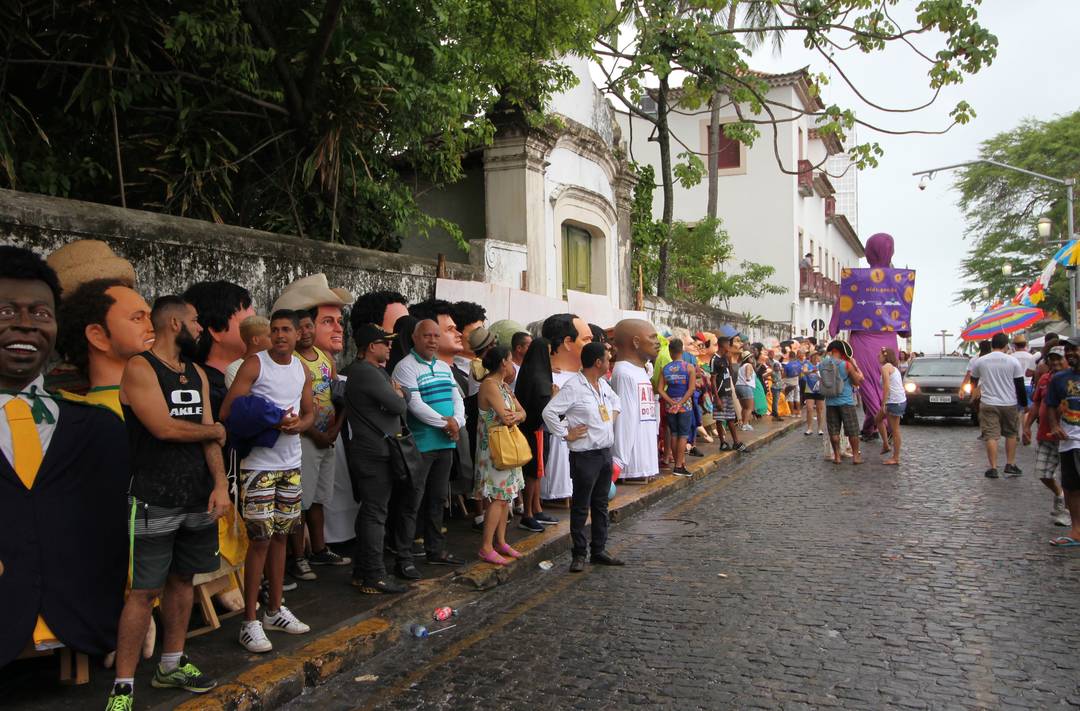 Bonecos gigantes ficam enfileirados à espera do desfile em Olinda