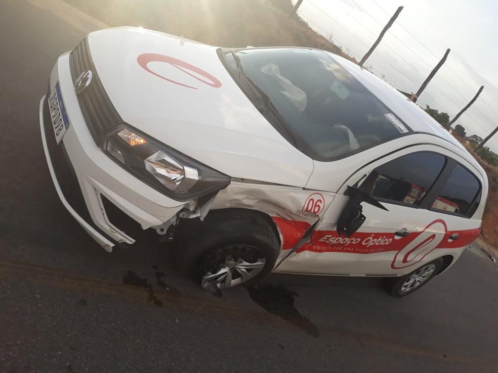 Lateral do carro ficou danificada após o acidente com moto na AL-115, em Girau do Ponciano — Foto: BPRv