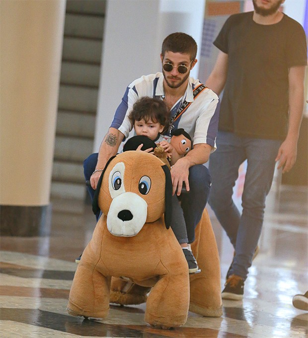 Chay Suede passeando em shopping no Rio de Janeiro (Foto: AgNews)