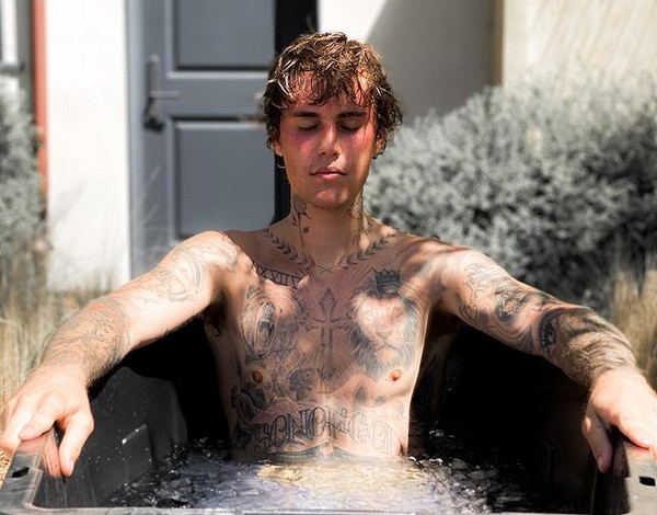 O músico Justin Bieber com suas estimadas 60 tatuagens (Foto: Instagram)