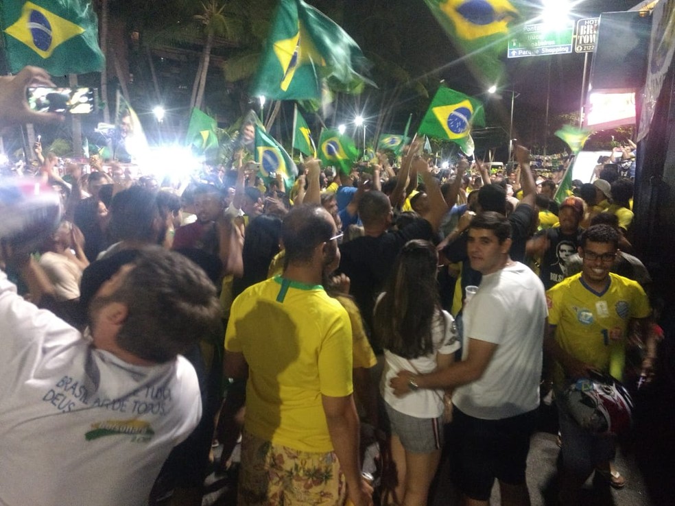 Orla da Ponta Verde, em Maceió, fica lotada após resultado do 2º turno das eleições — Foto: Douglas França/TV Gazeta