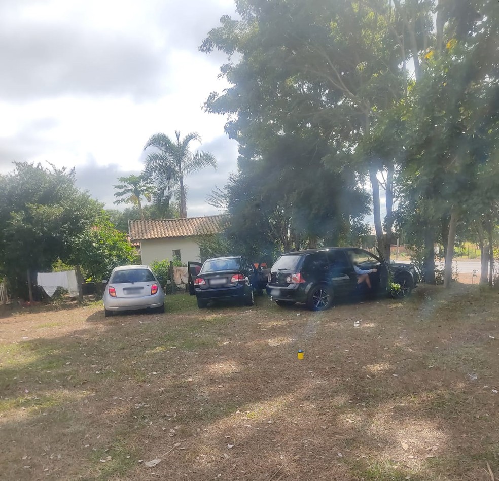 PM constatou aglomeração de pessoas, quantidade excessiva de bebidas alcoólicas e resquícios de drogas ilícitas — Foto: Polícia Militar