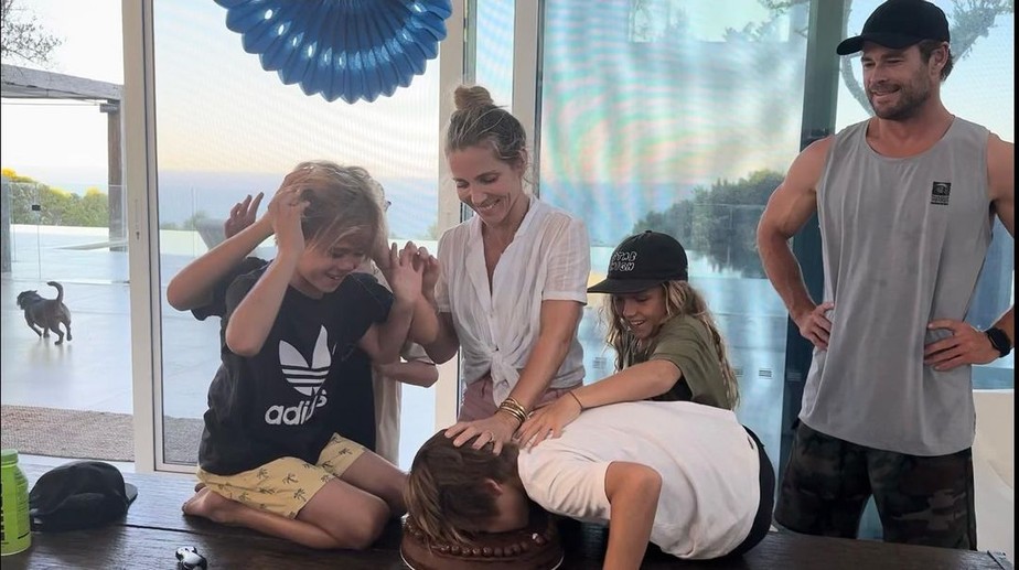 Chris Hemsworth comemora aniversário dos filhos gêmeos em família