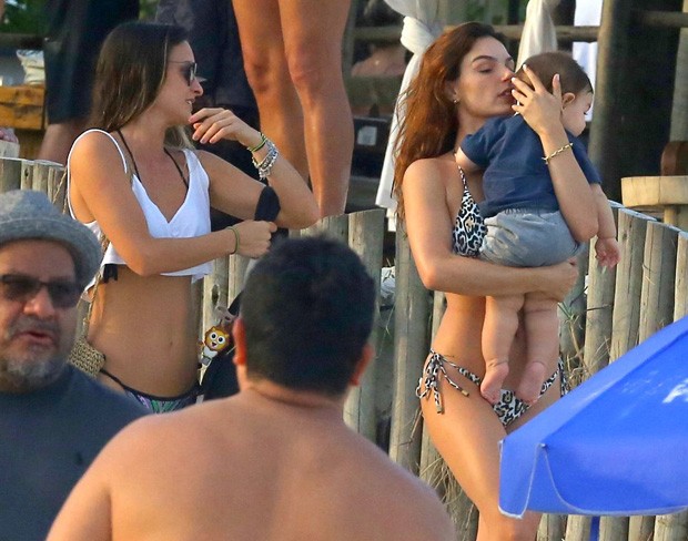 Isis Valverde leva Gael para dia de praia com amigas (Foto: Reprodução/Instagram)