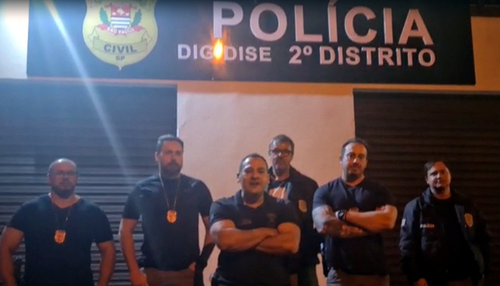 Policiais que participaram da prisão do suspeito no litoral de São Paulo — Foto: Polícia Civil/Divulgação