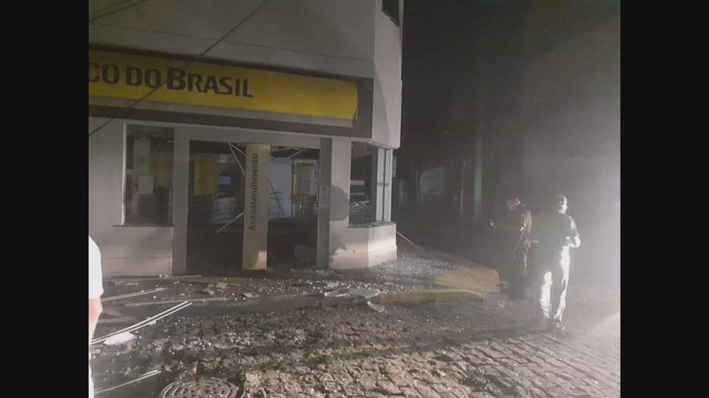 Agência bancária no Centro de Mangaratiba foi alvo de ataque com explosivos na madrugada deste domingo (7) — Foto: Reprodução/Redes Sociais