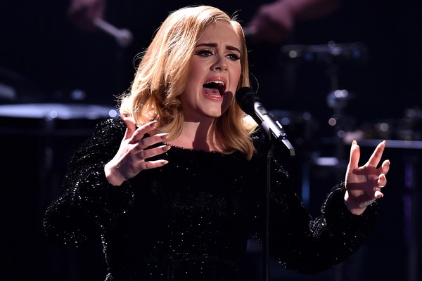 A cantora Adele durante uma apresentação recente na Alemanha (Foto: Getty Images)