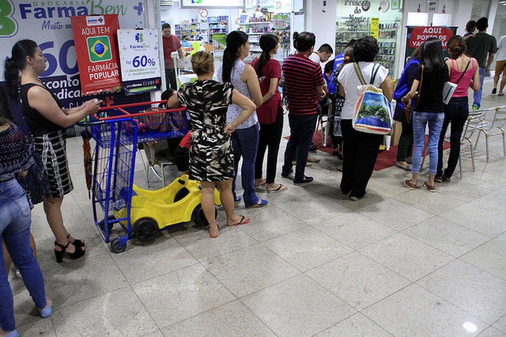 Fila para vacinação contra sarampo durante a Semana Santa  em Manaus; Amazonas registrou 22 casos (Foto: Altemar Alcantara/Semcom)