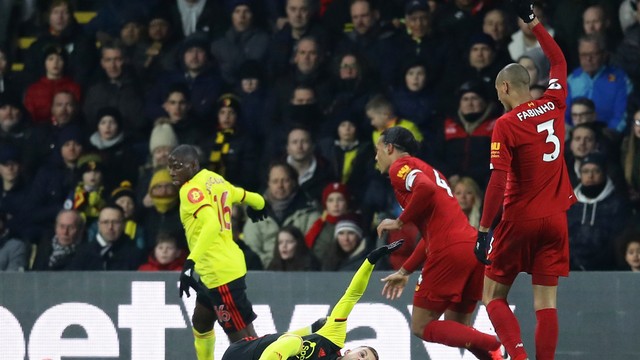 Deuloufeu, do Watford, sofre grave lesão no jogo contra o Liverpool