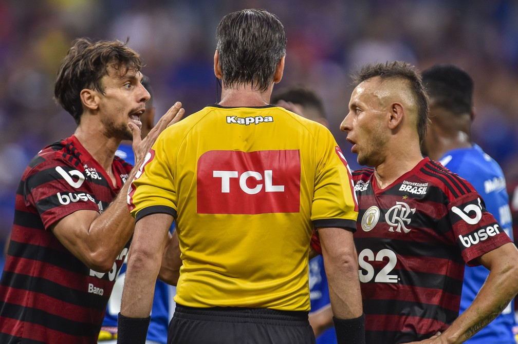 Rodrigo Caio e Rafinha reclamam com o árbitro durante a partida contra o Cruzeiro — Foto: Douglas Magno/BP Filmes