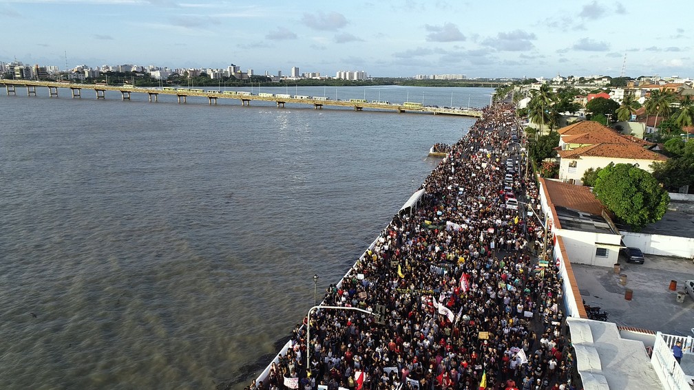 Manifestantes protestaram contra os cortes na educaÃ§Ã£o na capital maranhense â€” Foto: TV Mirante