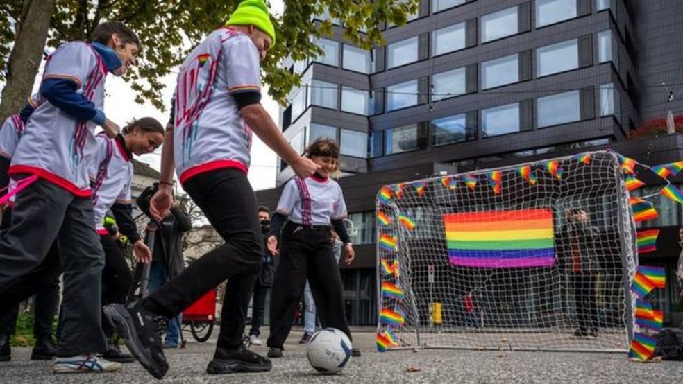 Protesto LGBT no museu da Fifa em Zurique, na Suíça — Foto: Getty Images via BBC