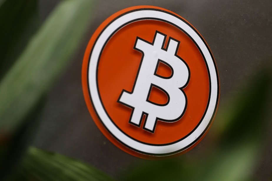 Bitcoin era negociada a cerca de US$ 21.850 no fim da tarde de sexta-feira, terminando a semana com alta de mais de 12%