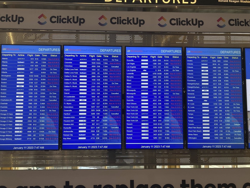 Painel em aeroporto na Virgínia, EUA, mostra em vermelho os voos que foram reagendados após falha em sistema de aviação na manhã de 11 de janeiro de 2023 — Foto: Nathan Ellgren/AP