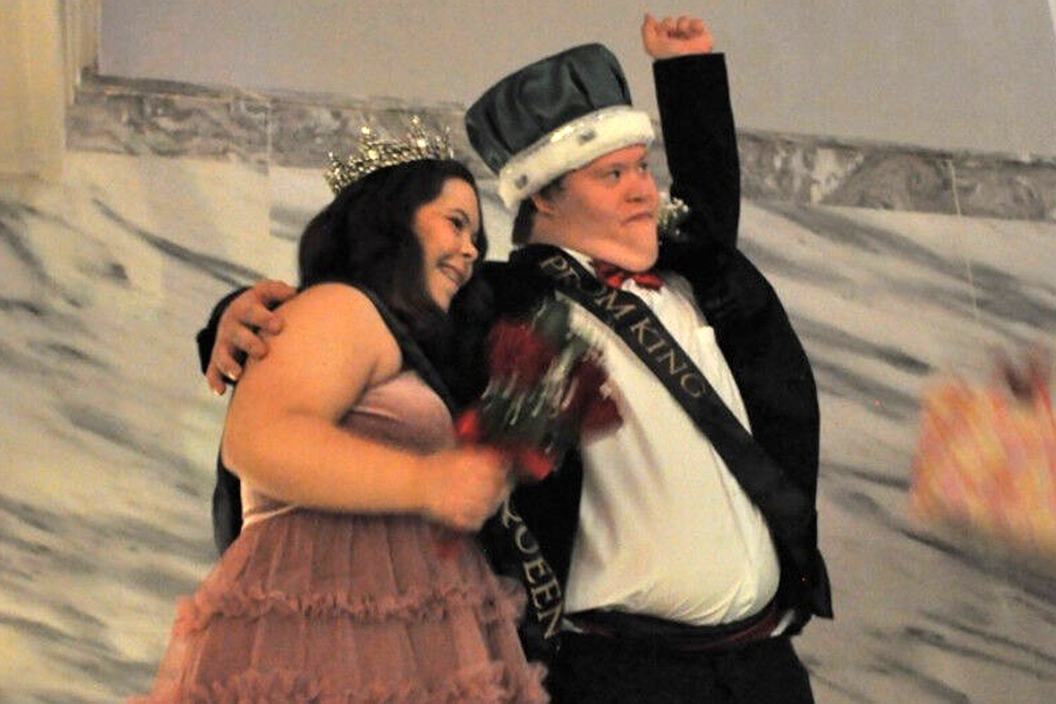 Anna Anderson e Zane Wales durante a coroação de rei e rainha do baile  (Foto: reprodução Internet)