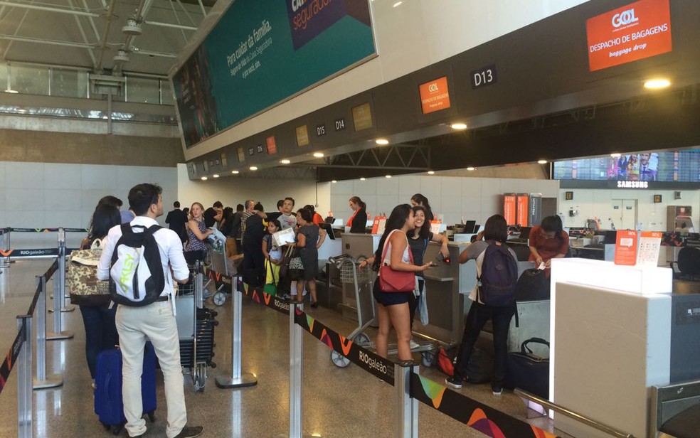 Passageiros despacham bagagens no aeroporto de Galeão (Foto: Matheus Rodrigues/G1)