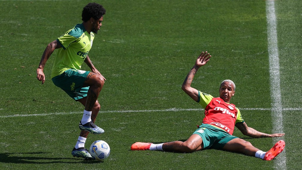 Luiz Adriano e Deyverson durante treino do Palmeiras na Academia de Futebol — Foto: Cesar Greco