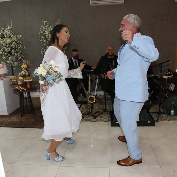 Mateus Carrieri e Day Ribeiro dançam rock em festa de casamento intimista (Foto: Marcos Ribas/Brazil News)