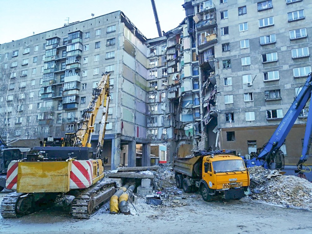 CaminhÃµes sÃ£o utilizados nas buscas por sobreviventes apÃ³s desabamento parcial de prÃ©dio em Magnitogorsk, no leste da RÃºssia  â€” Foto: The Russian Emergency Situations Ministry / AFP