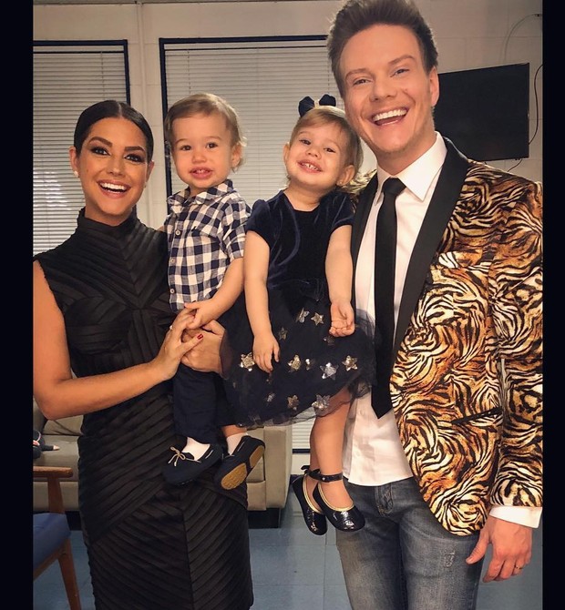 A atriz Thais Fersoza e o cantor Michel Teló com os filhos no colo (Foto: Reprodução Instagram) A atriz Thais Fersoza e o cantor Michel Teló com os filhos no colo (Foto: Reprodução Instagram)