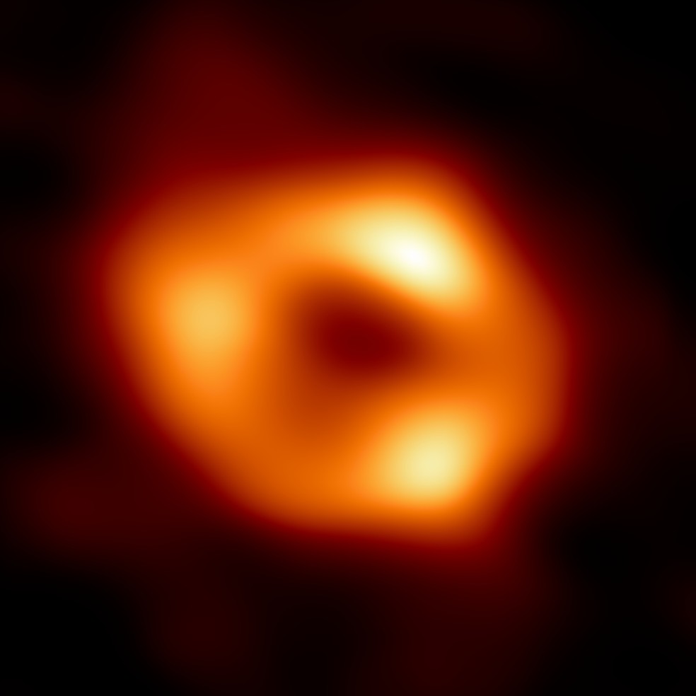 Imagem do Event Horizon Telescope mostra pela primeira vez o Sagittarius A*, buraco negro supermassivo a mais de 26 mil anos-luz da Terra. — Foto: EHT