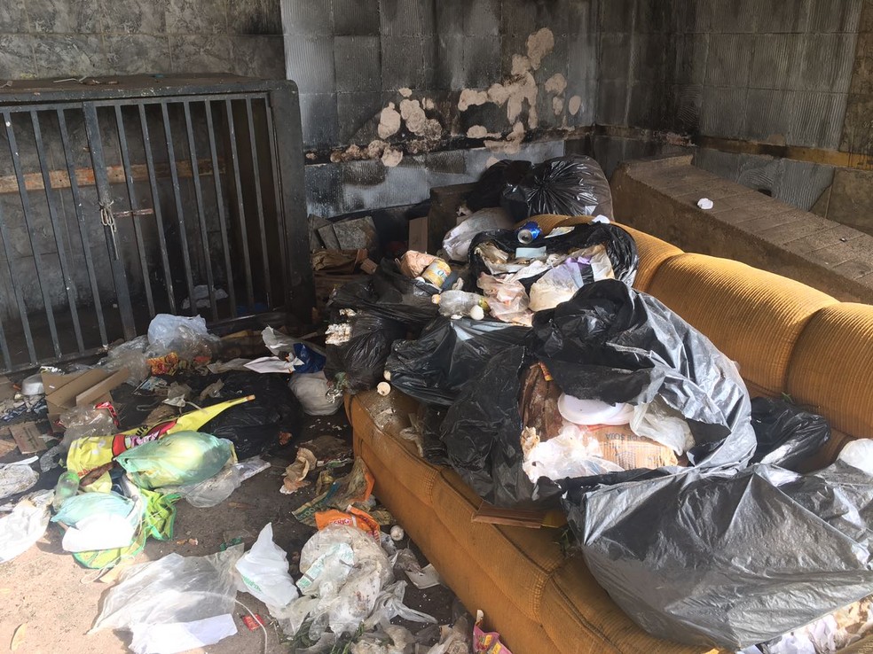 Estabelecimento desativado apresenta acúmulo de lixo (Foto: Valmir Custódio/G1)