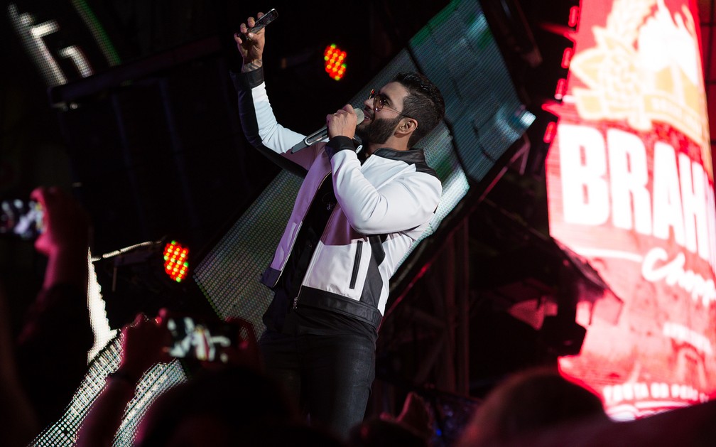 O cantor Gusttavo Lima tira selfie com celular de fã em seu show em Barretos 2017 (Foto: Érico Andrade/G1)