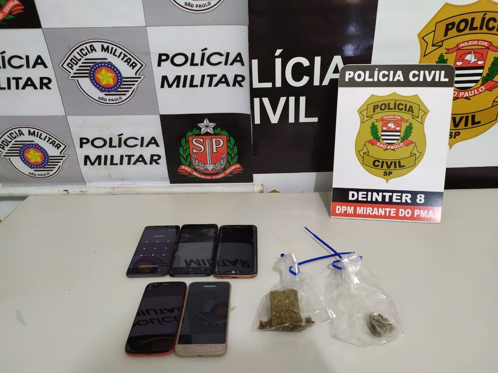 Droga e celulares foram apreendidos durante a opera&ccedil;&atilde;o &mdash; Foto: Pol&iacute;cia Civil