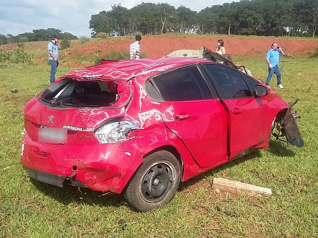 Jovem perdeu o controle do veículo após caminhão entrar na frente de seu carro (Foto: Lucas Nardo/Divulgação)