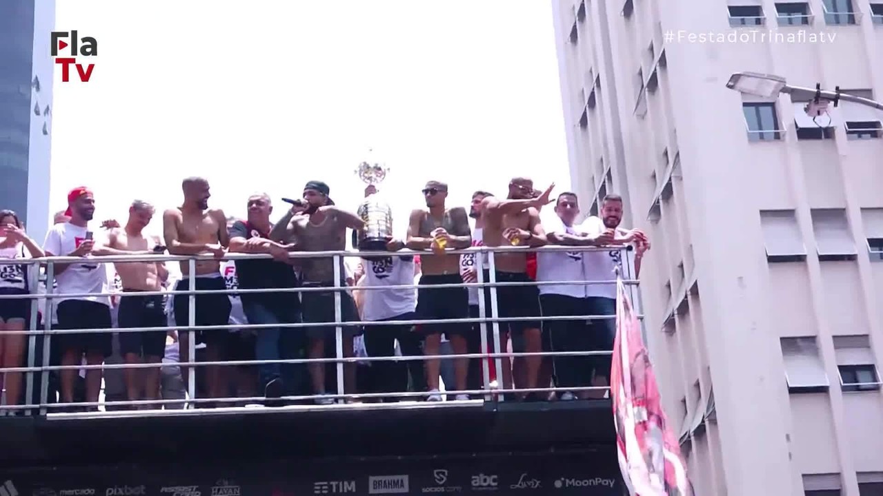 Gabigol rege multid&atilde;o e cita Gerson: 'Acho que o Gerson t&aacute; no meio de voc&ecirc;s a&iacute;'