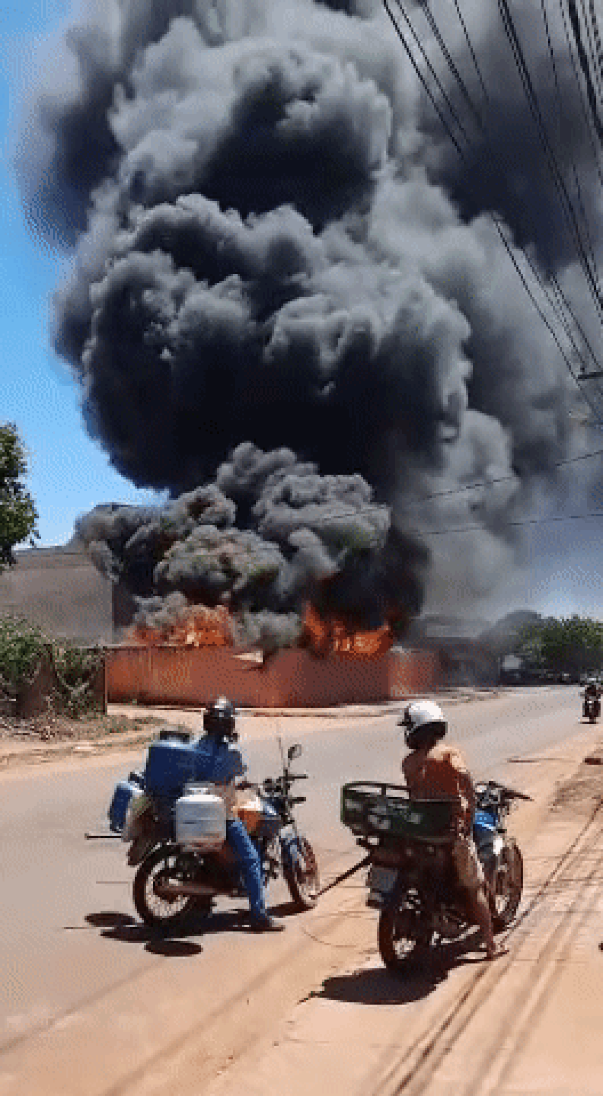 Bombeiros utilizam 9 mil litros de água para controlar incêndio em depósito de loja em Campo ...