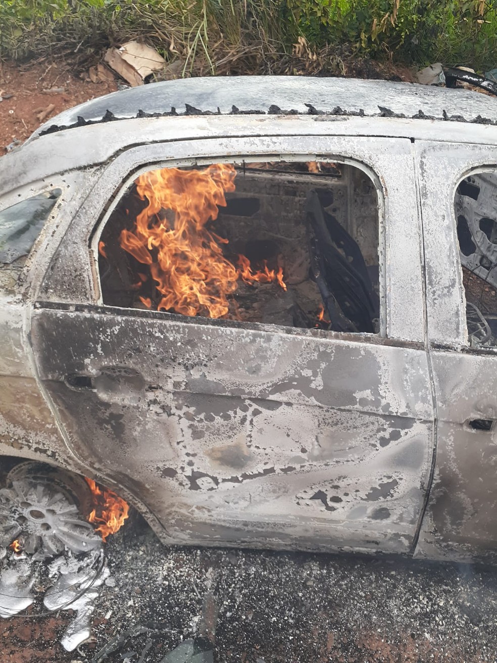 Carro dos idosos assassinados em Mato Grosso foi abandonado e incendiado pelos assaltantes — Foto: Polícia Militar de Mato Grosso
