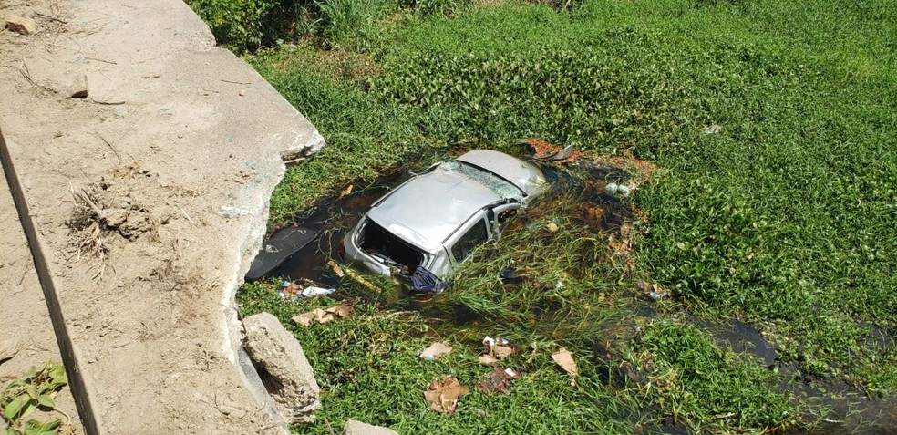 Motorista perde o controle do carro e cai de ponte sobre um riacho no Ceará. — Foto: Divulgação/PRF