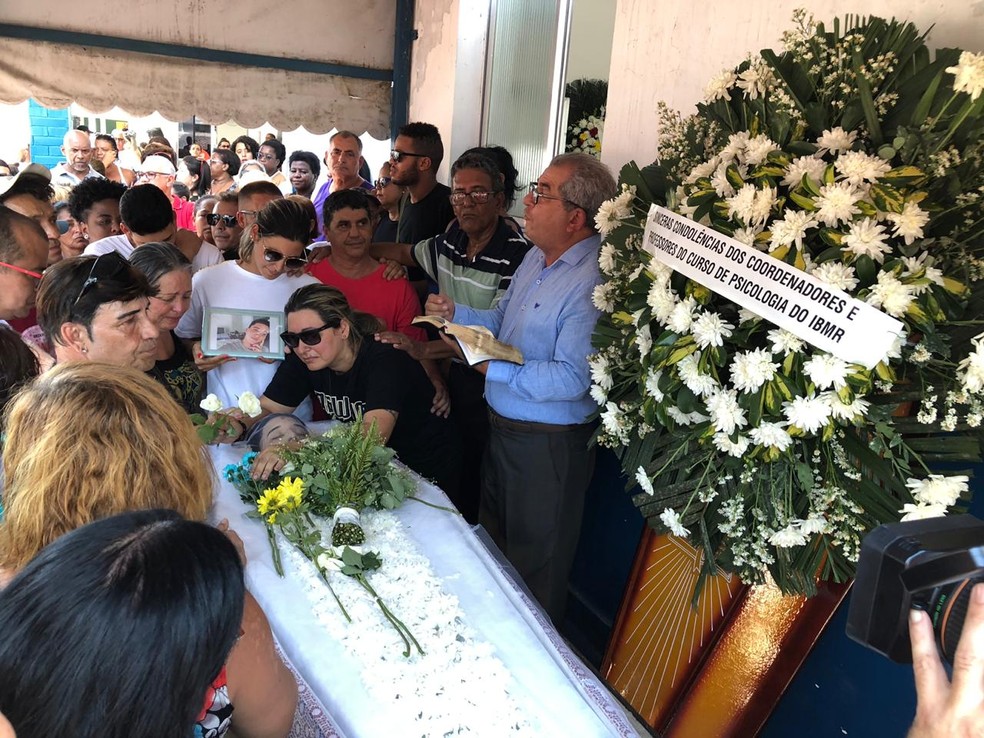 Familiares se despedem de Matheus Lessa no Cemitério de Campo Grande — Foto: Carlos Brito/ G1