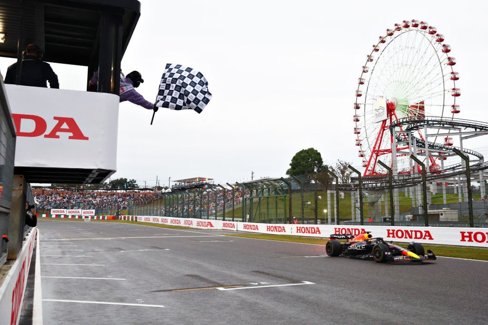 Max Verstappen recebe bandeirada para vencer GP do Japão de F1 2022 — Foto: Clive Rose/Getty Images