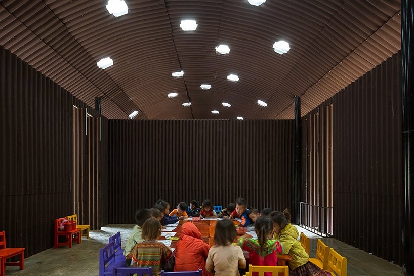 Escola no Vietnã tem teto que acompanha movimento solar para proteger alunos (Foto: Divulgação)