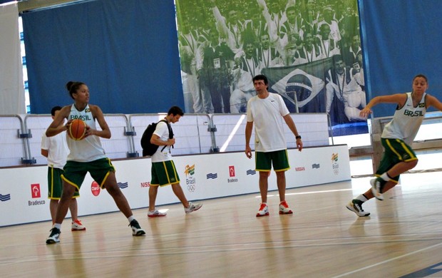 Damiris no treino da seleção emLondres (Foto: Rodrigo Alves / Globoesporte.com)