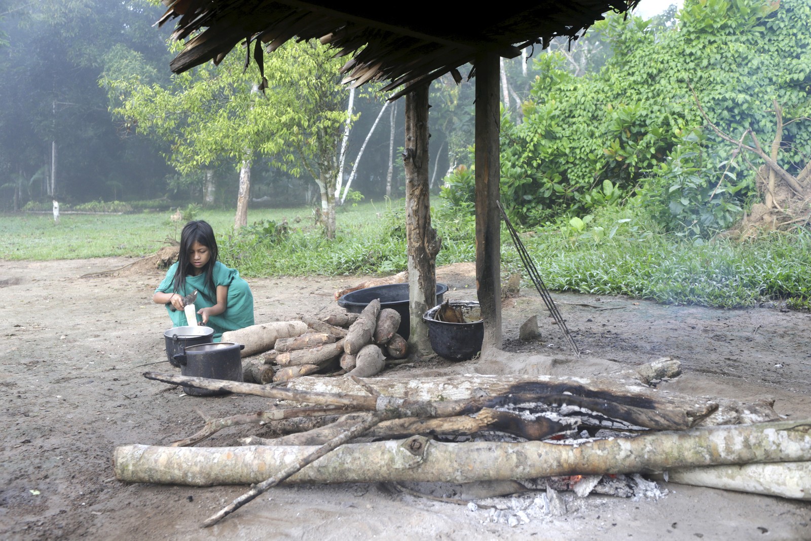 As casas têm seus fogões de lenha em área externa e coberta por conta das chuvas — Foto: Domingos Peixoto / Agência O Globo