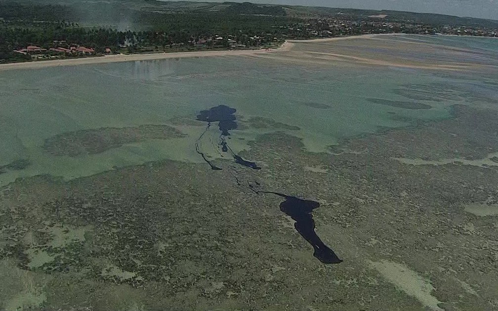 Mancha de petróleo voltou a aparecer no Litoral de Pernambuco — Foto: Reprodução/TV Globo