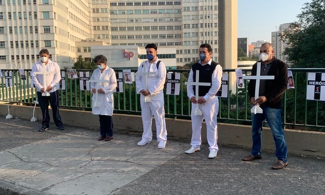 Enfermeiros fazem tributo a colegas mortos pela covid-19