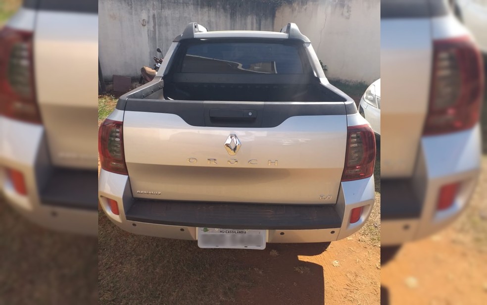 Cliente devolve para a PolÃ­cia Civil picape que tinha compro do trio preso em JataÃ­ â Foto: DivulgaÃ§Ã£o/PolÃ­cia Civil