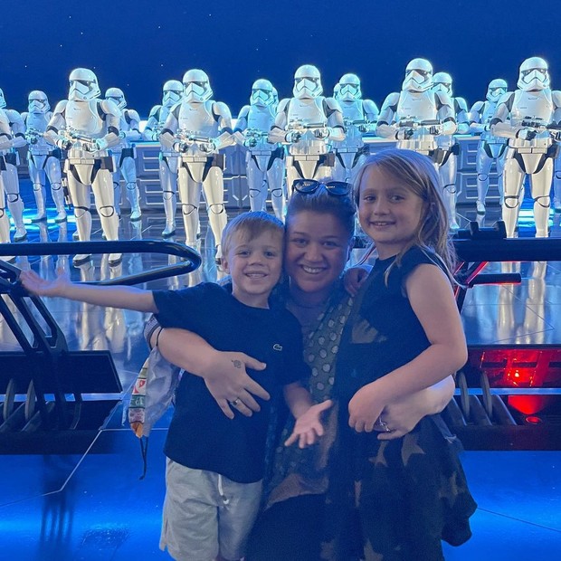 Kelly Clarkson compartilha clique raro dos filhos durante uma viagem para a Disney  (Foto: Reprodução )