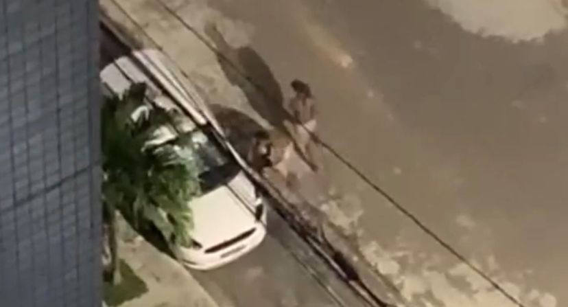 Vídeo mostra dois homens roubando rodas de carro que estava estacionado na Zona Norte do Recife