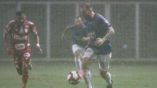 Giovanni tenta conduzir bola em Cruzeiro x Vila Nova