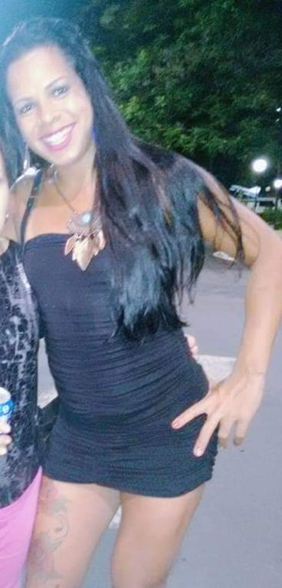 Hellen usava um vestido preto no dia que foi barrada na casa noturna em Barra Bonita, segundo ela, a foto foi tirada no dia dos fatos — Foto: Arquivo pessoal